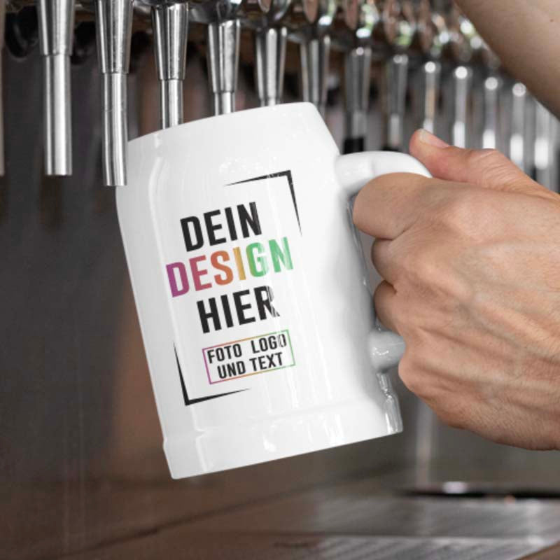 Person hält personalisierbaren Bierkrug mit eigenem Design am Zapfhahn, Fototassen.de