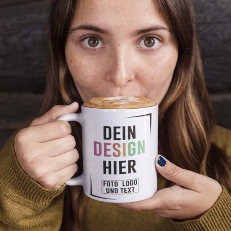 Junge Frau hält individuelle Fototasse mit Aufdruck 'Dein Design hier', personalisierte Tasse