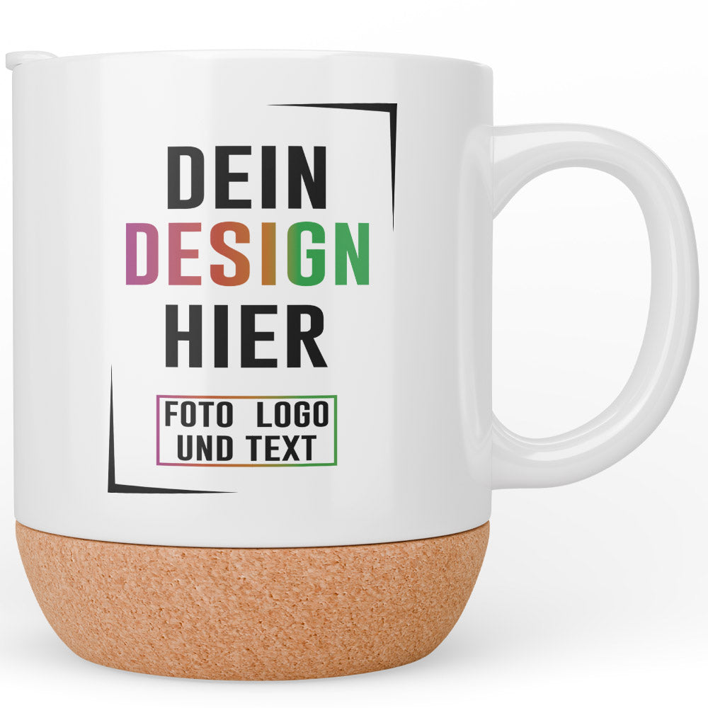 Personalisierbare Fototasse mit Korkboden und individuellem Design-Text auf weißer Oberfläche