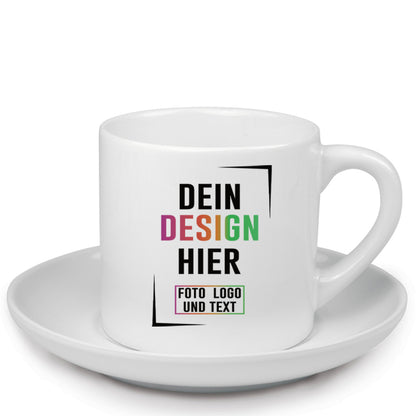Weiße personalisierbare Kaffeetasse mit Unterteller, bedruckt mit Text Dein Design hier