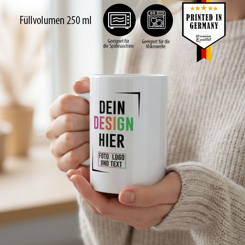 Person hält personalisierte Fototasse mit Aufschrift 'Dein Design hier', spülmaschinenfest, aus Deutschland.