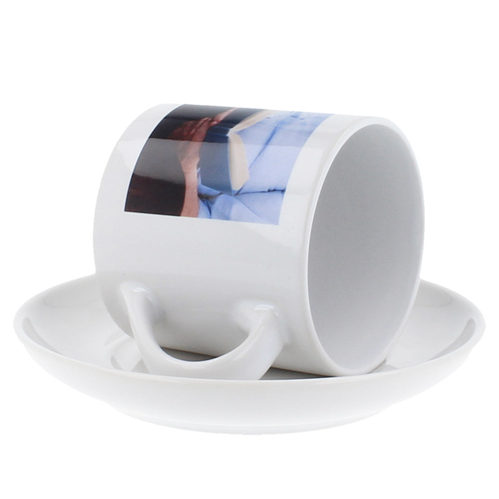 Weiße Fototasse mit individuellem Aufdruck auf Untersetzer, personalisiert ab 1 Stück