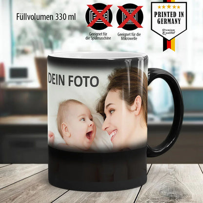 Zaubertasse mit individuellem Foto, bedruckt in Deutschland, 330 ml, auf Holztisch in moderner Küche.