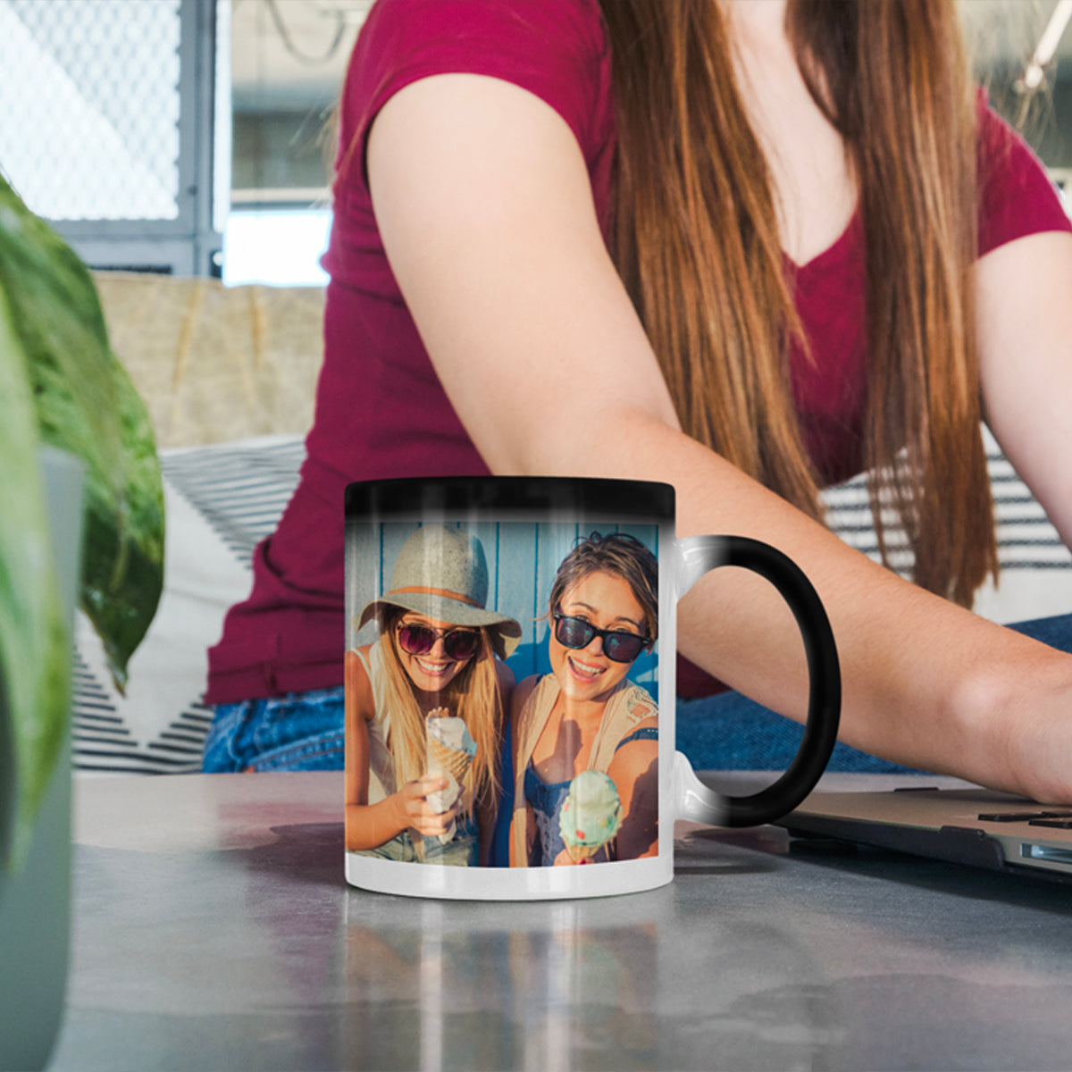 Zaubertasse Beispiel Produktbild - Tasse steht am Schreibtisch. Bedruckt mit Foto