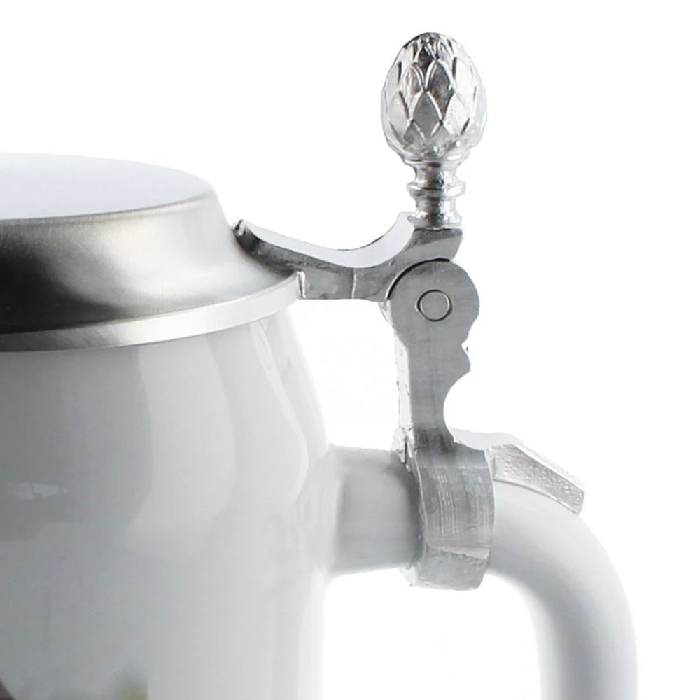 Detailansicht Bierkrug in Weiß mit angegossenem Zinndeckel