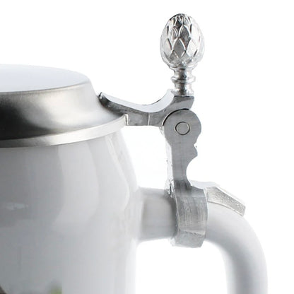 Detailansicht Bierkrug in Weiß mit angegossenem Zinndeckel