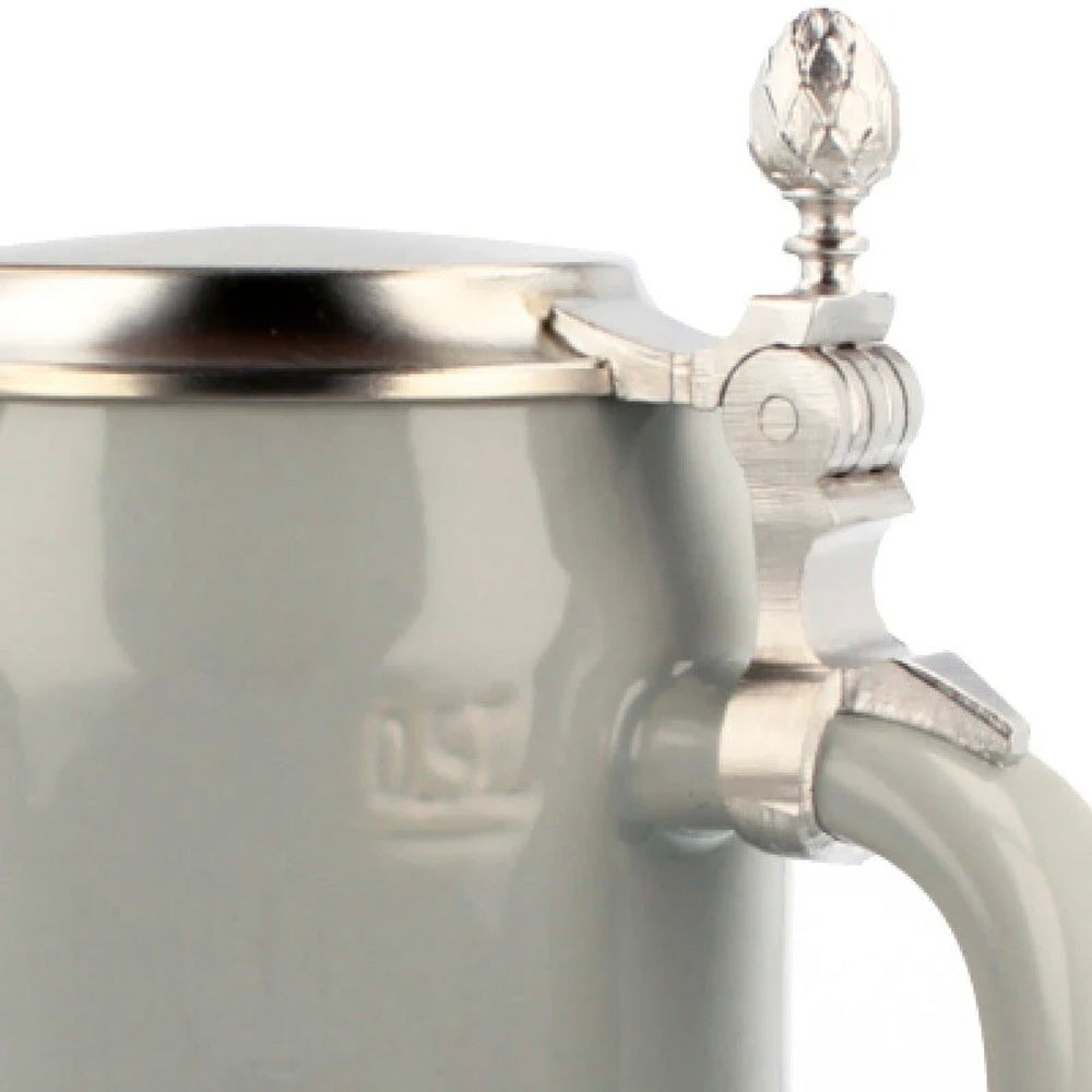 Grauer Bierkrug mit Zinndeckel Detailansicht mit Hopfengilde