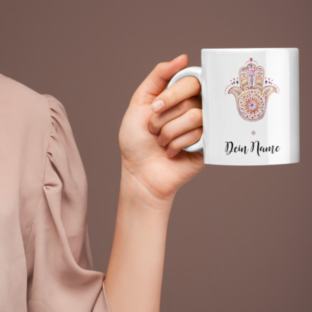Namenstasse mit Spirituellem Design wird in die Luft gehalten