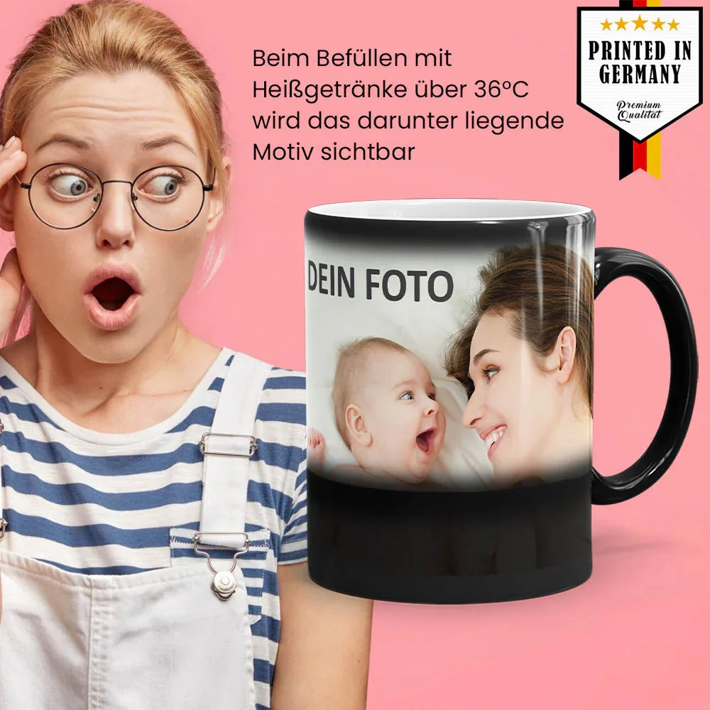 Zaubertasse mit Fotoeffekt, überrascht schauende Frau, rosa Hintergrund, Made in Germany