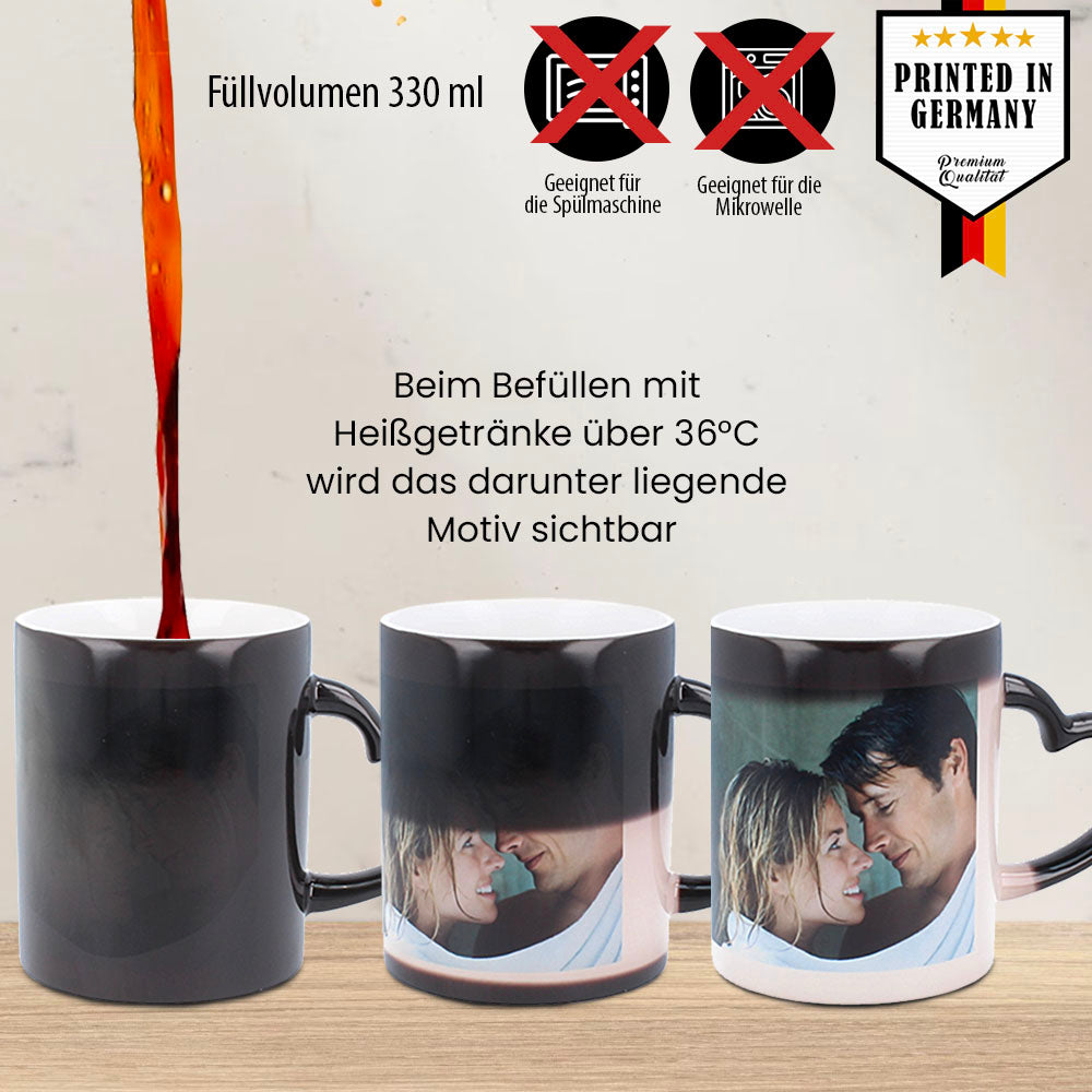 Zaubertasse mit Herzhenkel beim Befüllen mit Heißgetränk