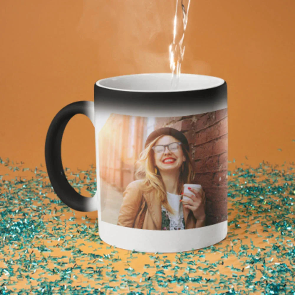 Zaubertasse mit Fotodruck zeigt Motiv beim Befüllen mit heißem Getränk, Fototassen.de