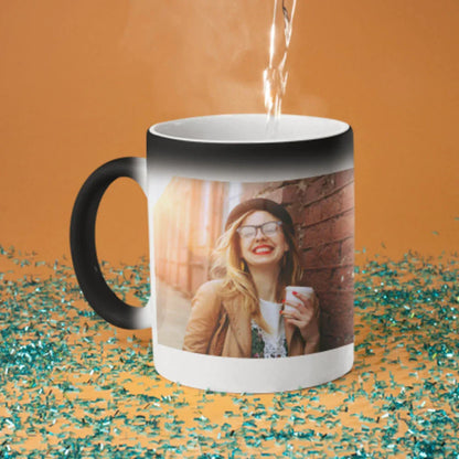 Zaubertasse mit Fotodruck zeigt Motiv beim Befüllen mit heißem Getränk, Fototassen.de