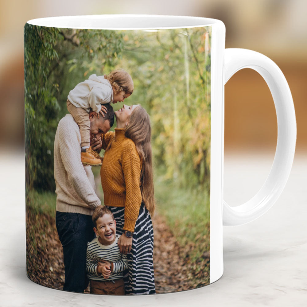 Personalisierte Fototasse mit fröhlicher Familie im Grünen, Fototassen.de Geschenkidee