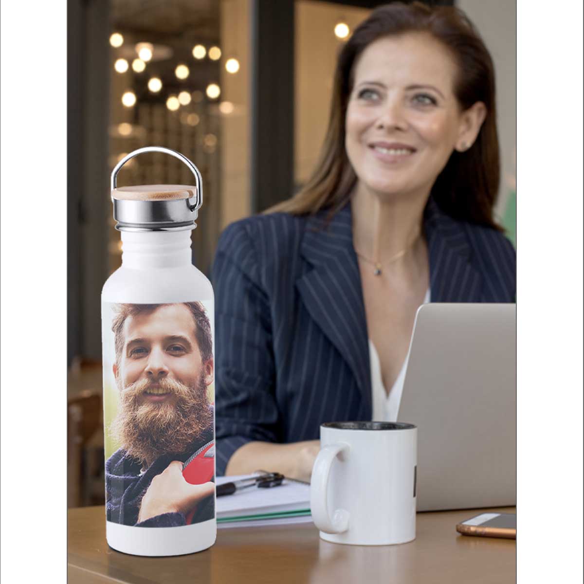 Trinkflasche personalisieren Beispiel Bild mit Frau im Hintergrund und Flasche davor.